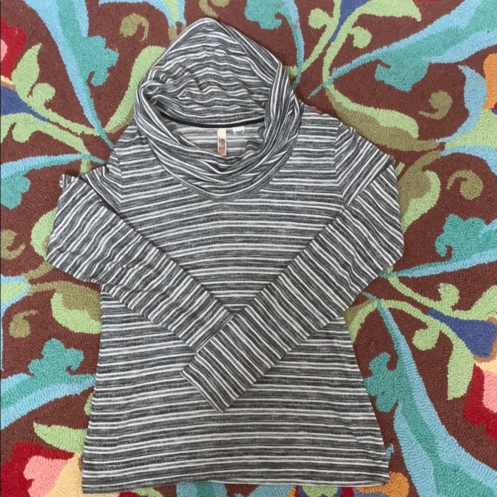 🌺Route 66 Women’s Cowl Neck Light Sweater🌺